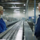 Există proiecte de colaborare între guverne și industrii pentru a îmbunătăți practicile de utilizare a ambalajelor din aluminiu?